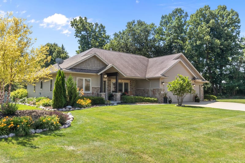 1983 Creek Side Dr, Neenah, WI 54956