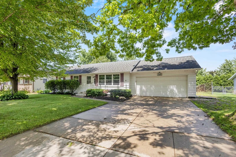1510 Lindale Ln, Green Bay, WI 54313
