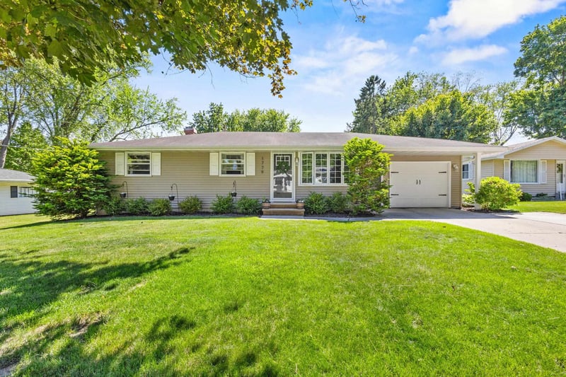 1779 Asbury Cir, Green Bay, WI 54303
