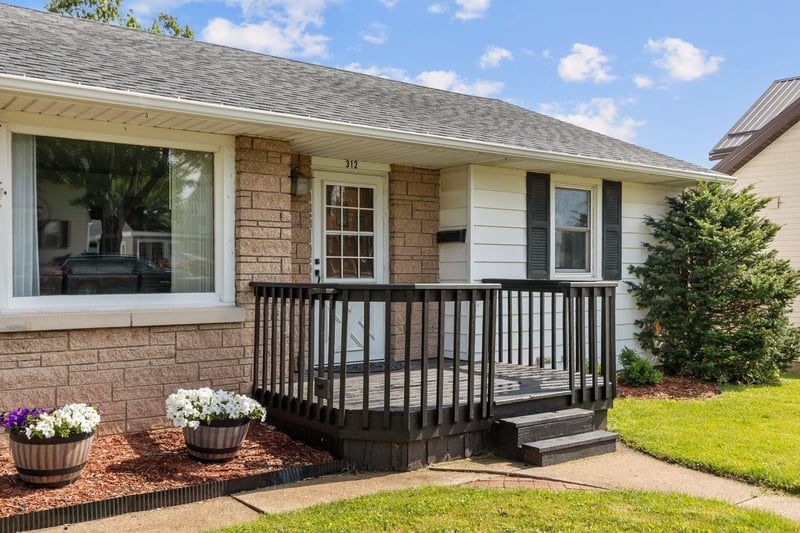 312 10th St, Kaukauna, WI 54130