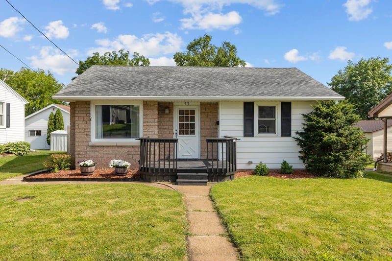 312 10th St, Kaukauna, WI 54130