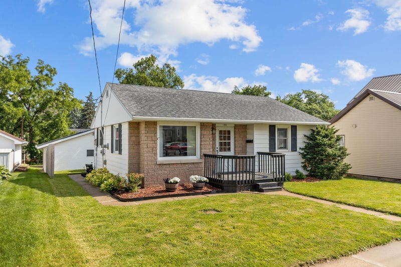 312 10th St, Kaukauna, WI 54130