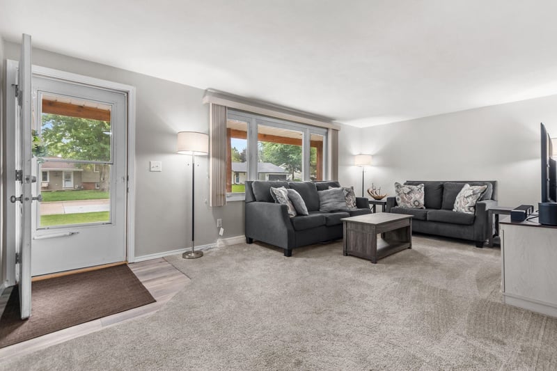 617 Canterbury Dr, Appleton, WI 54915