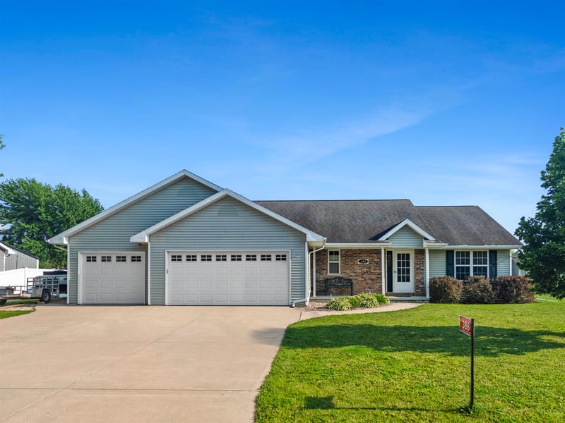 388 Wooden Shoe Cir, Kaukauna, WI 54130