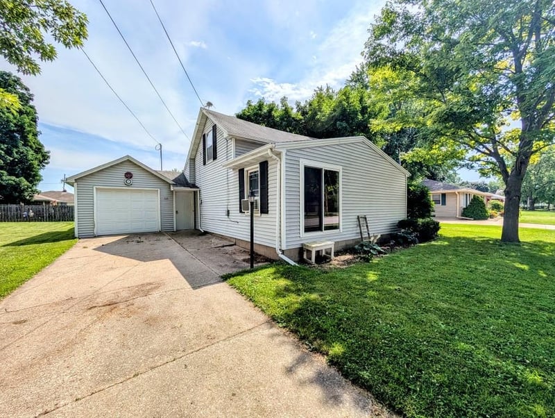 725 Main St, Wrightstown, WI 54180