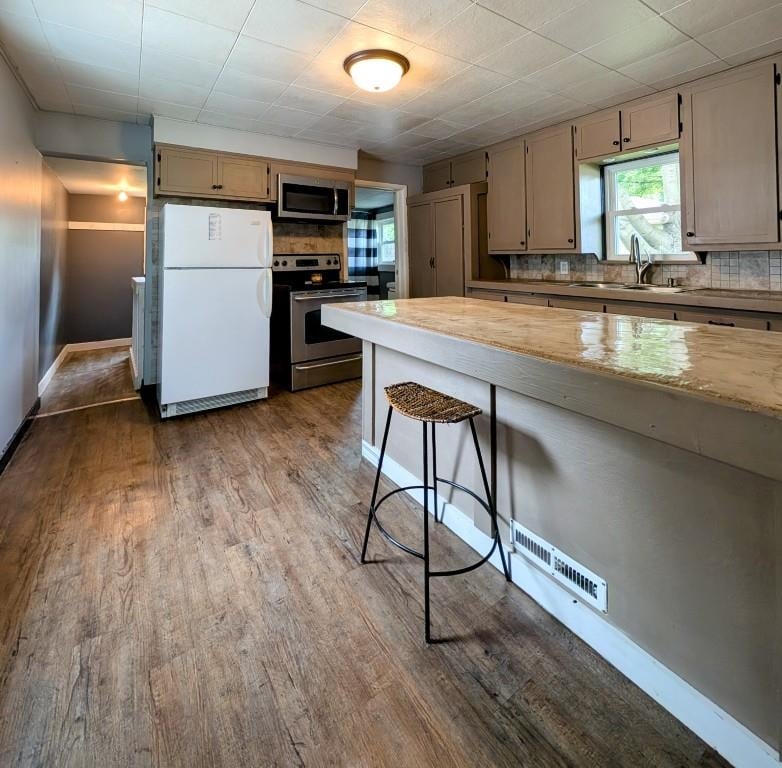 725 Main St, Wrightstown, WI 54180