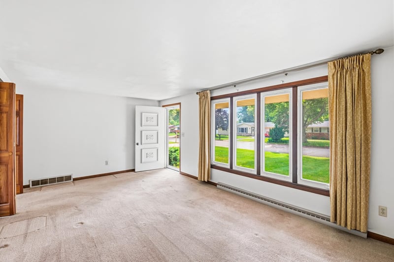 519 Robert Ln, Green Bay, WI 54311