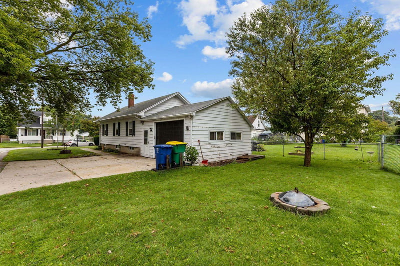 1073 Caroline St, Green Bay, WI 54303