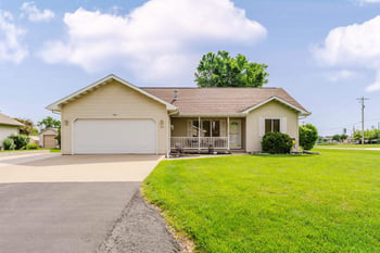 1202 Willow Bend Ln, Oshkosh, WI 54904