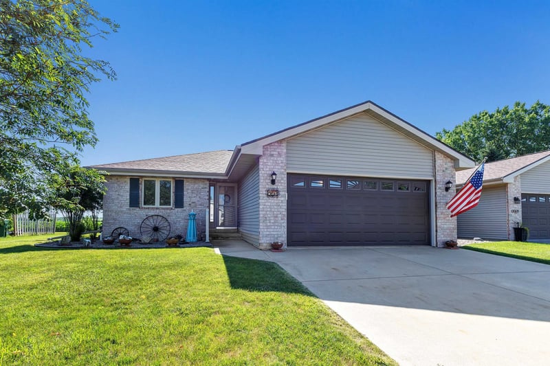 467 Longwood Ln, Wrightstown, WI 54180-1227