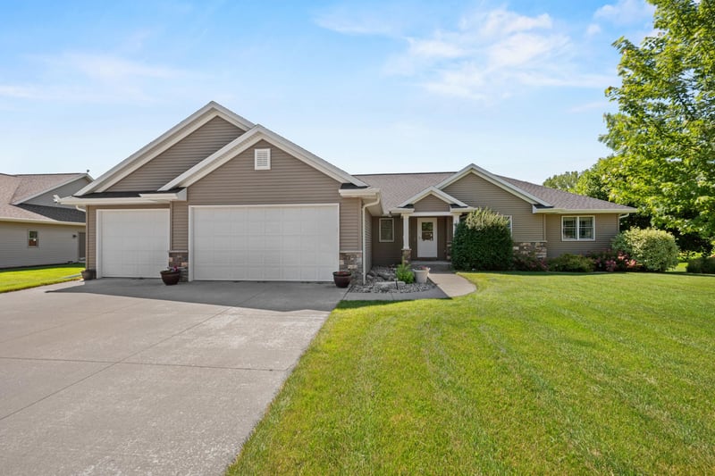 W6267 Rocky Mountain Dr, Greenville, WI 54942-8801