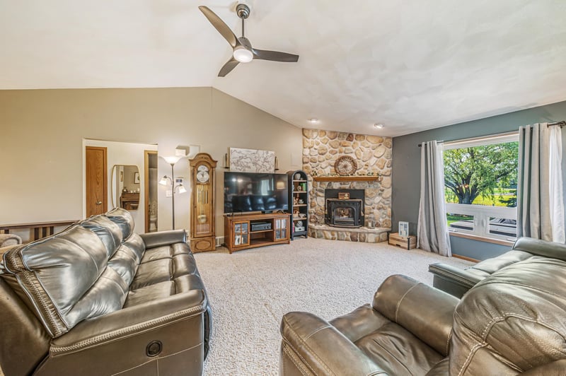 1108 Mistletoe Ln, Winneconne, WI 54986
