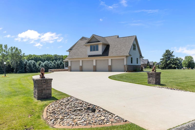 W7415 Ridgetop Dr, Neenah, WI 54956