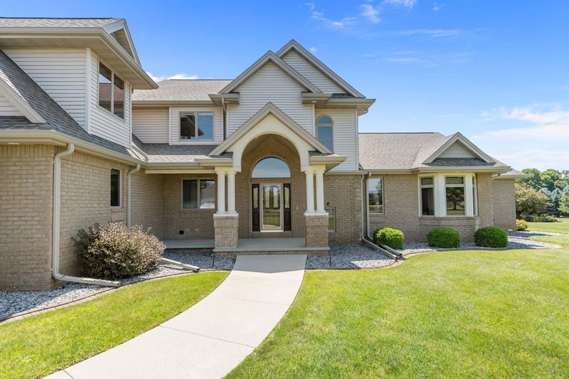 W7415 Ridgetop Dr, Neenah, WI 54956