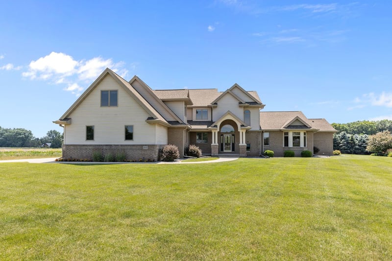 W7415 Ridgetop Dr, Neenah, WI 54956