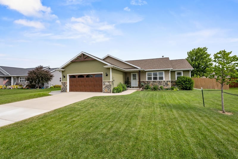 1427 Anthem Dr, Neenah, WI 54956