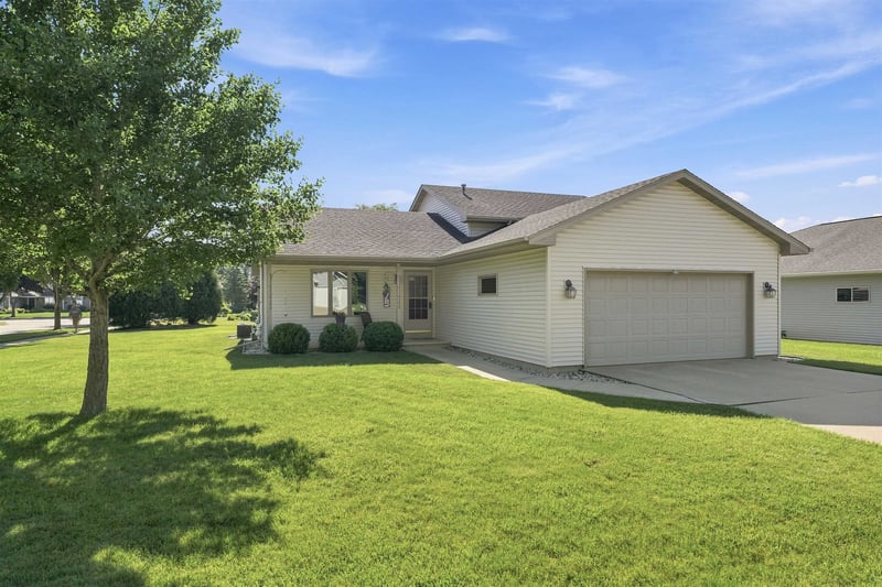 75 Rolling Green Cir, Oshkosh, WI 54904-6555