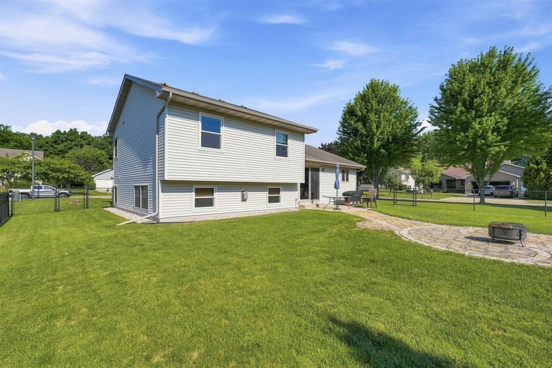 75 Rolling Green Cir, Oshkosh, WI 54904-6555