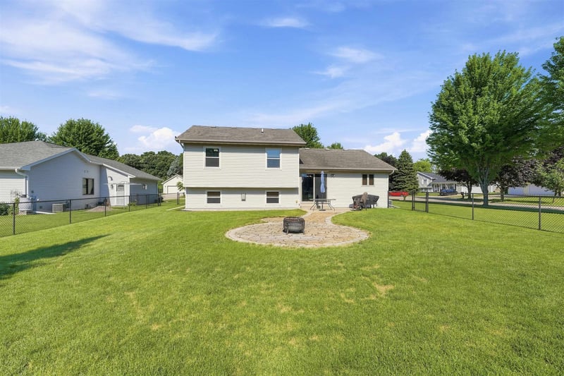 75 Rolling Green Cir, Oshkosh, WI 54904-6555