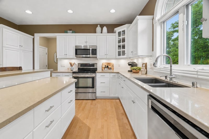 208 Apple Creek Rd, Appleton, WI 54913