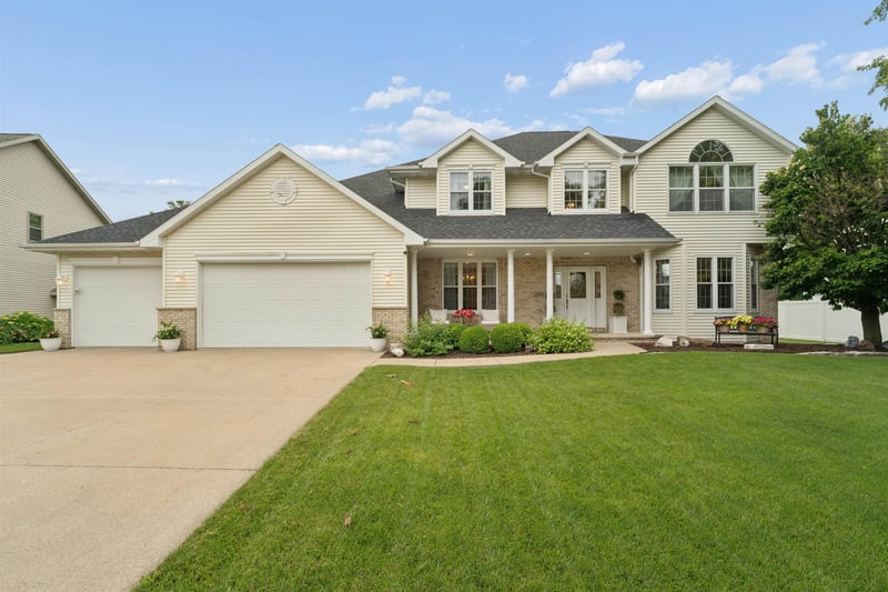 208 Apple Creek Rd, Appleton, WI 54913