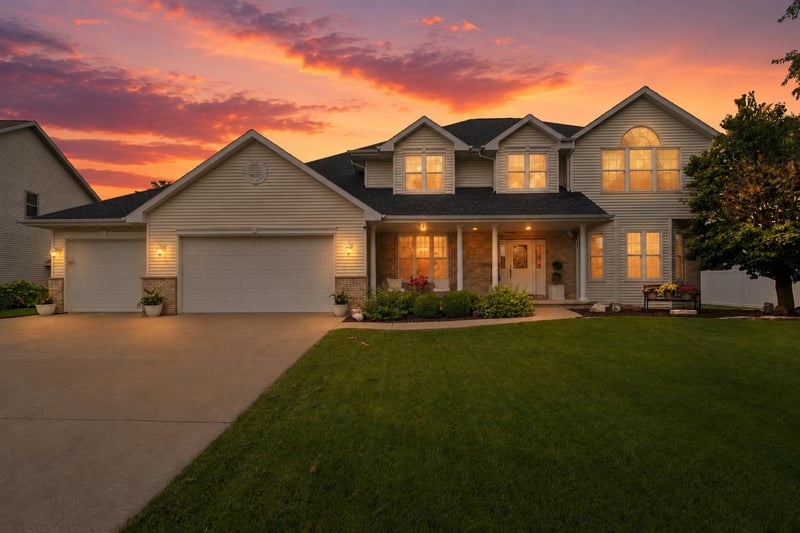 208 Apple Creek Rd, Appleton, WI 54913