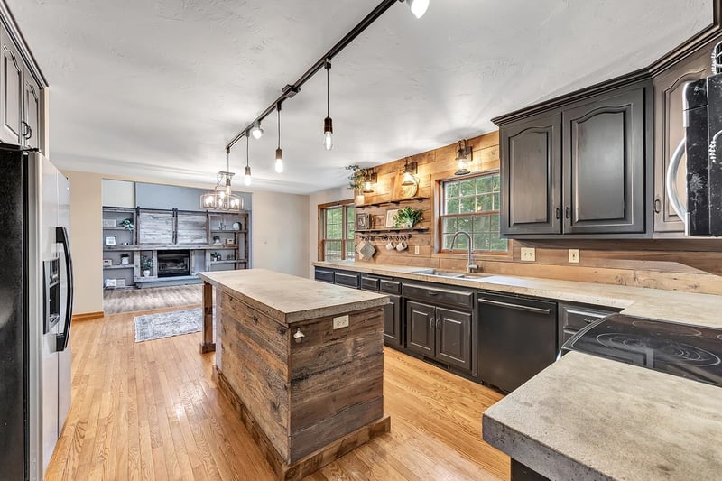 2752 Woodland Hills Ct, Green Bay, WI 54311