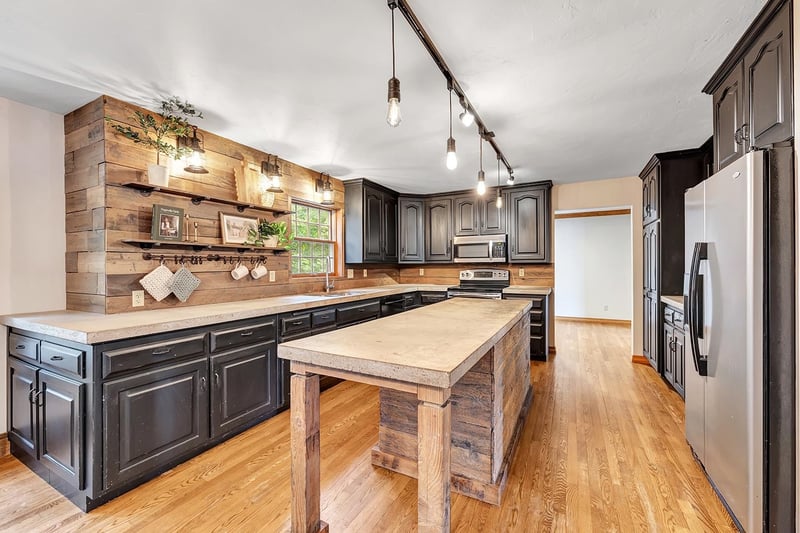 2752 Woodland Hills Ct, Green Bay, WI 54311