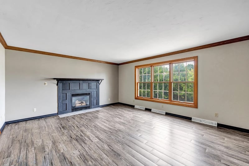 2752 Woodland Hills Ct, Green Bay, WI 54311