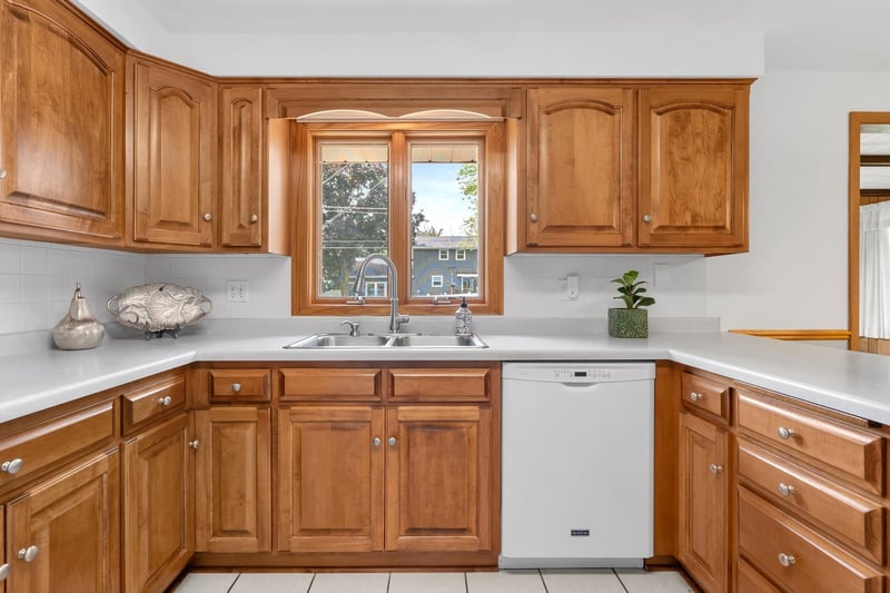 935 Marvelle Ln, Green Bay, WI 54304-4430