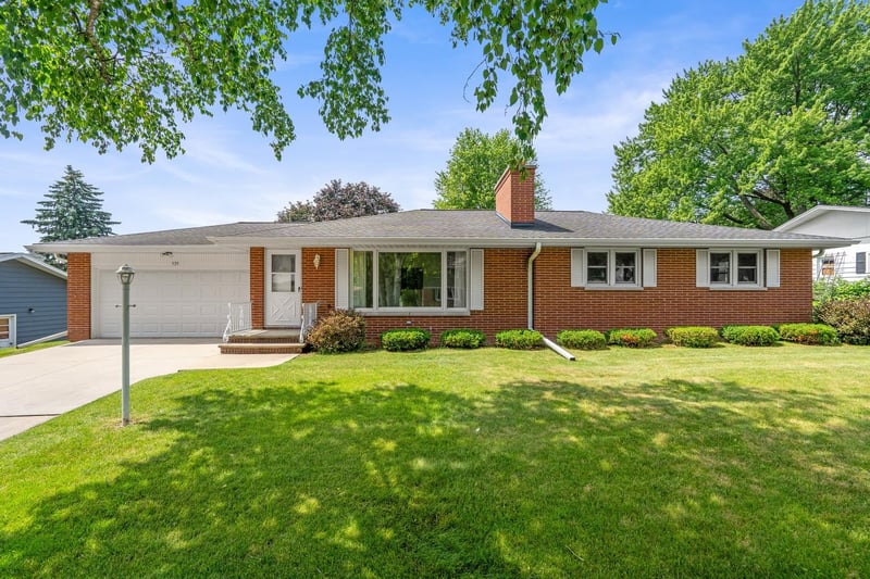 935 Marvelle Ln, Green Bay, WI 54304-4430