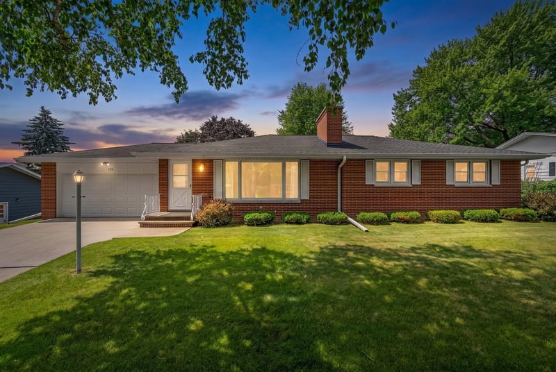 935 Marvelle Ln, Green Bay, WI 54304-4430