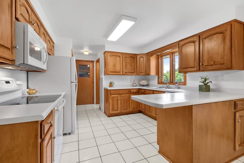 935 Marvelle Ln, Green Bay, WI 54304-4430