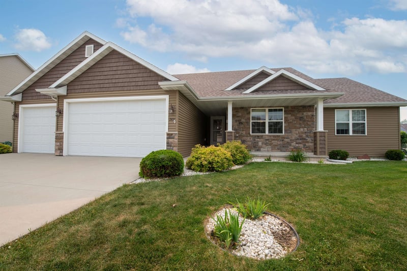 2431 Bruce St, Neenah, WI 54956