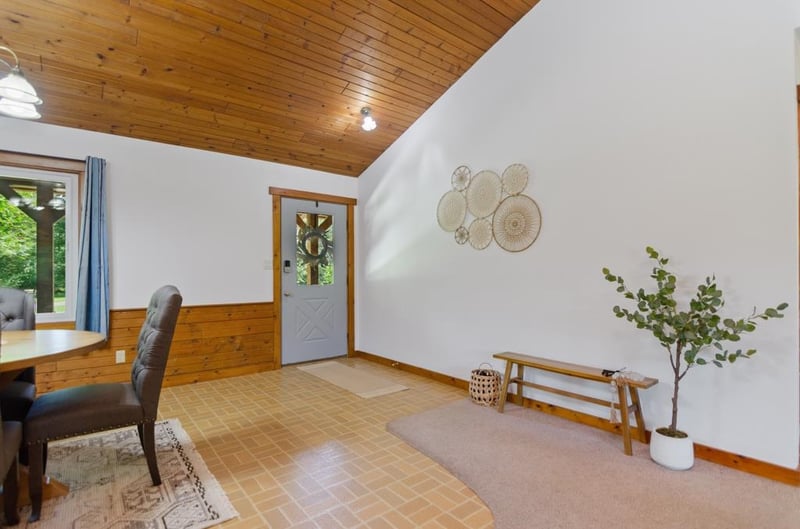 2594 Wood Ln, Suamico, WI 54313-7849