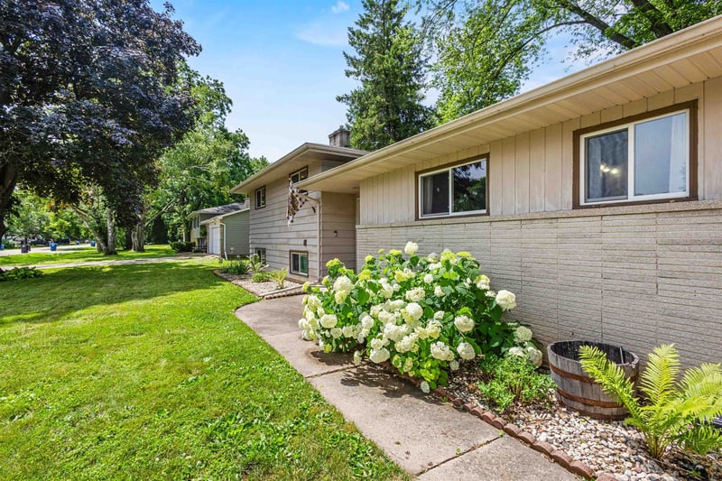 826 Fieldcrest Dr, Neenah, WI 54956