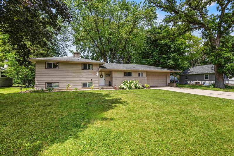 826 Fieldcrest Dr, Neenah, WI 54956