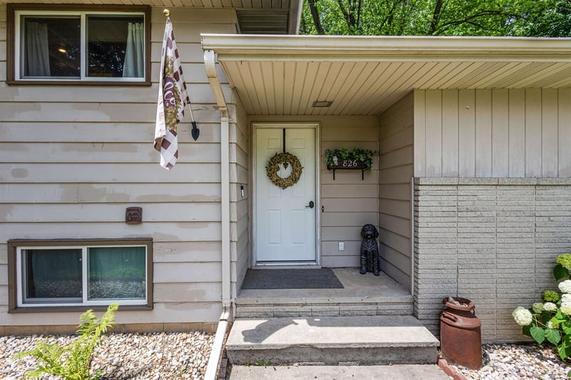 826 Fieldcrest Dr, Neenah, WI 54956