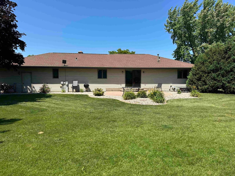 N9626 Darboy Dr, Appleton, WI 54915-9367
