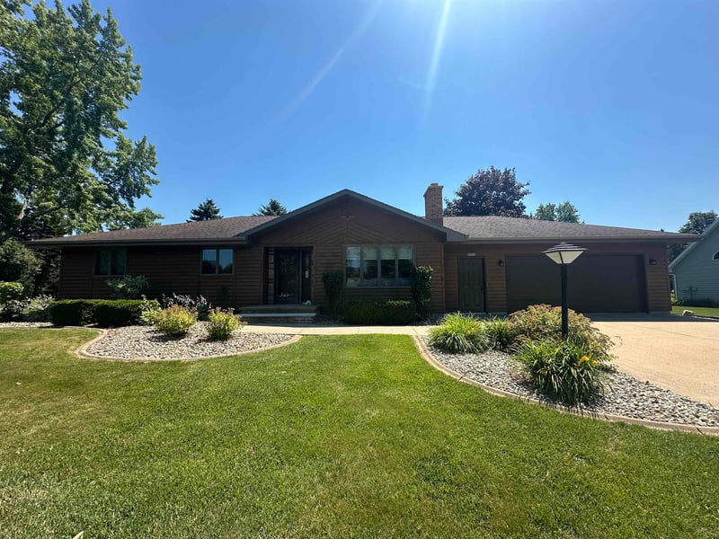 N9626 Darboy Dr, Appleton, WI 54915-9367
