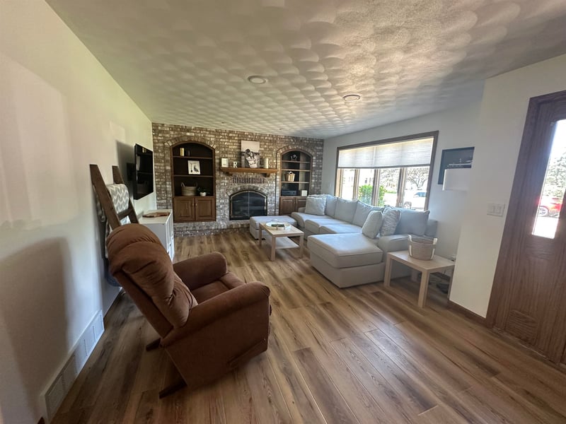 N9626 Darboy Dr, Appleton, WI 54915-9367