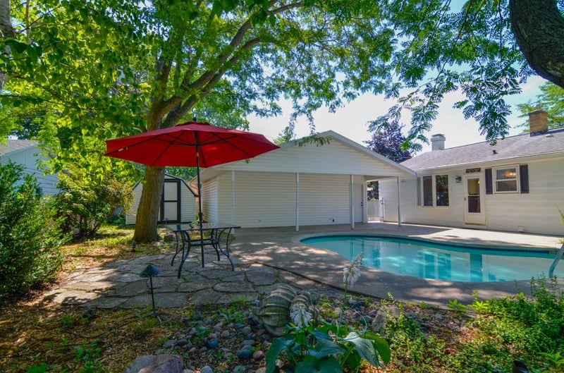 613 Clover Ln, Green Bay, WI 54301