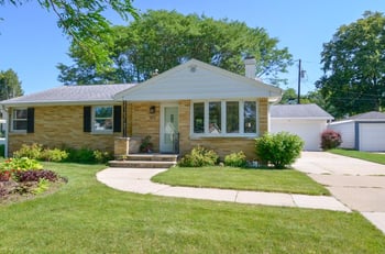 613 Clover Ln, Green Bay, WI 54301