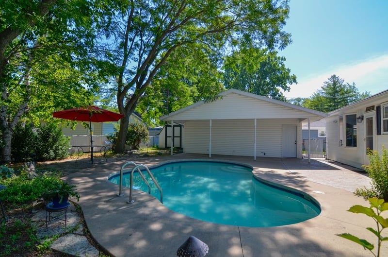 613 Clover Ln, Green Bay, WI 54301