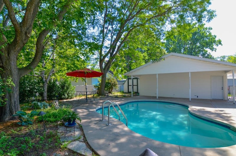 613 Clover Ln, Green Bay, WI 54301