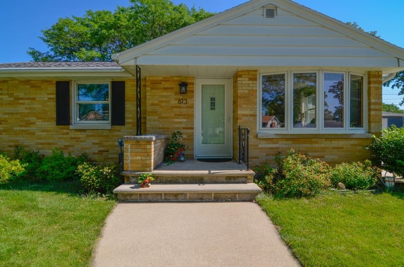 613 Clover Ln, Green Bay, WI 54301