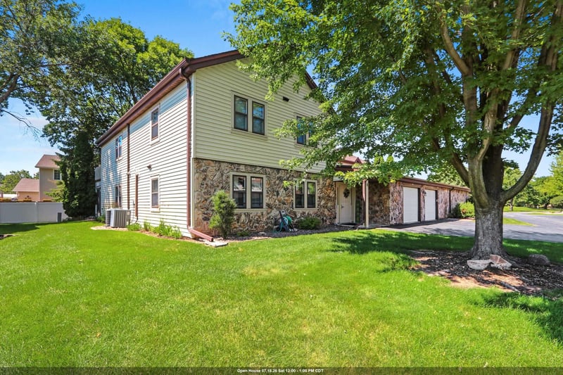 1820 Ridgeway Dr #61A, De Pere, WI 54115