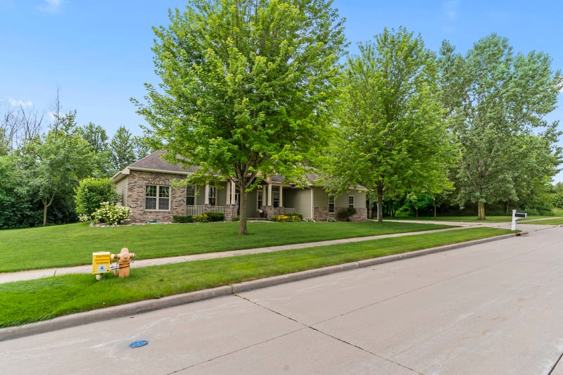 1055 Zacher Dr, Oshkosh, WI 54901