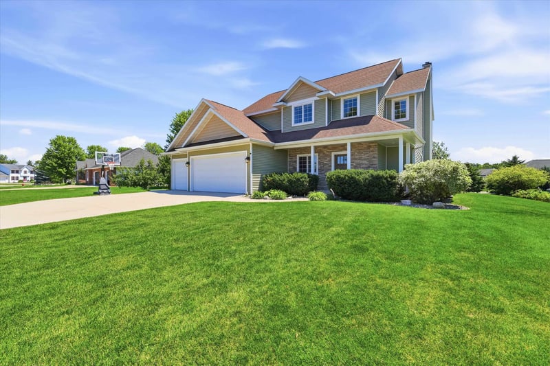 W5261 Arbor Vitae Ct, Sherwood, WI 54169