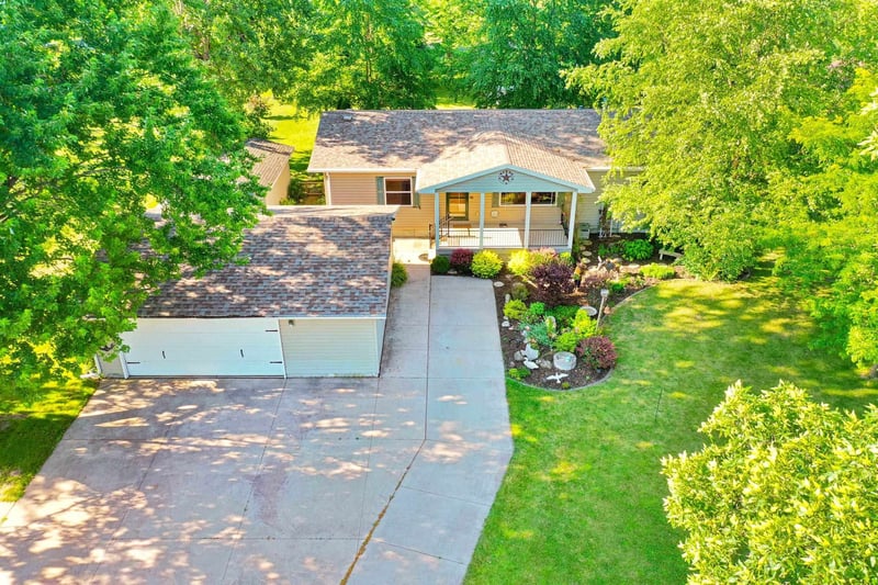 W10298 School Rd, Hortonville, WI 54944